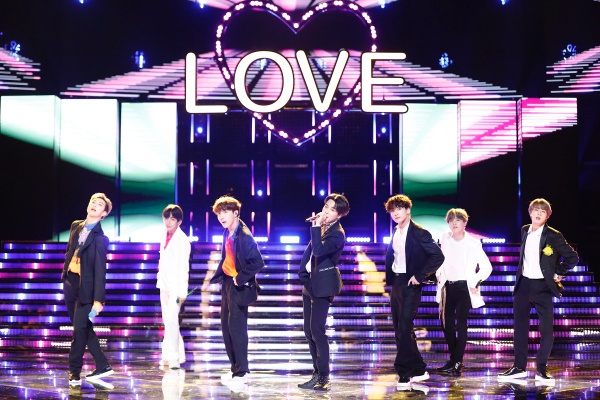 BTS '더 보이스' 축하공연
