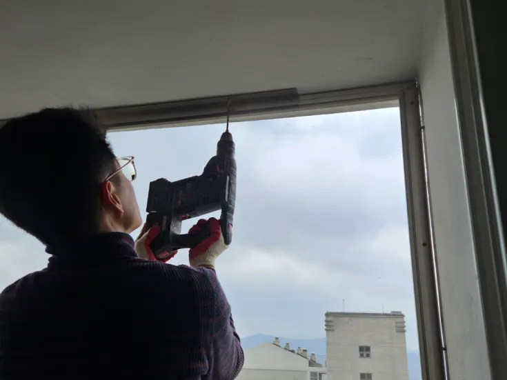 아파트 비둘기의 습격을 막기 위해 설치한 방충망 제작 노하우