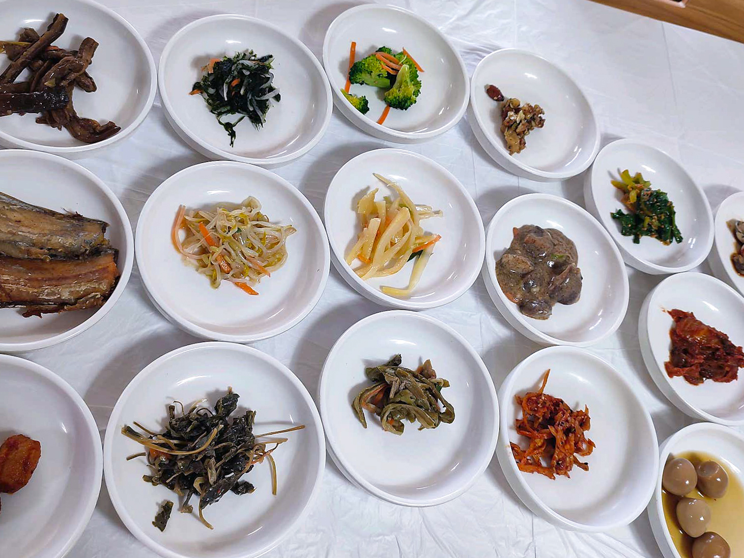 18가지 반찬과 고등어조림이 테이블에 차려진 사진