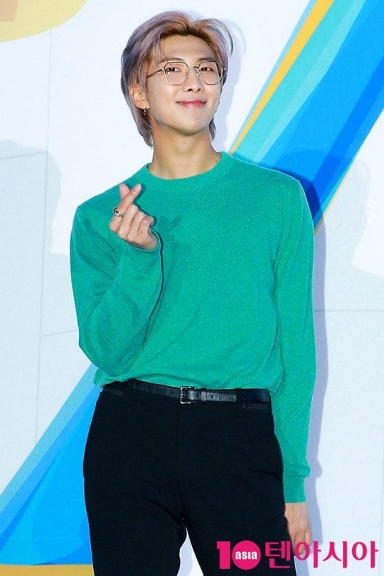  방탄소년단 RM, 봄 맞이 흑백 셀카 '꽃과 하늘을 보세요'