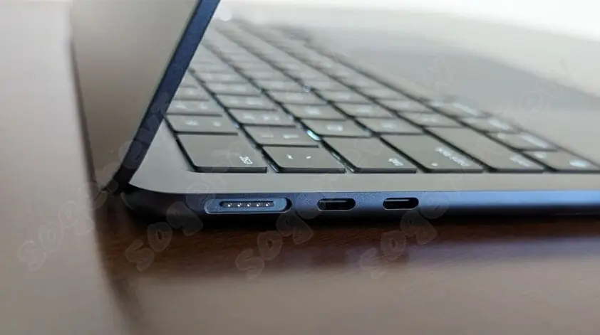 Apple MacBook Air 13인치(M3, 2024년형) 왼쪽 포트