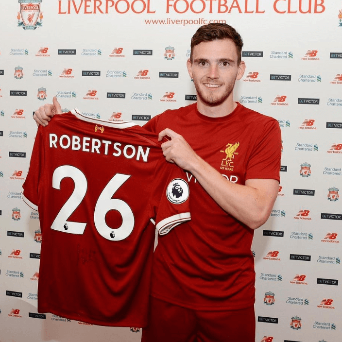 리버풀 입단식에서 자신의 유니폼을 들고 사진을 찍고 있는 앤디 로버트슨 선수&#44; 자신의 유니폼의 뒷모습을 보여주고 있다. 등번호 26번과 자신의 이름이 나온 유니폼의 뒷모습.