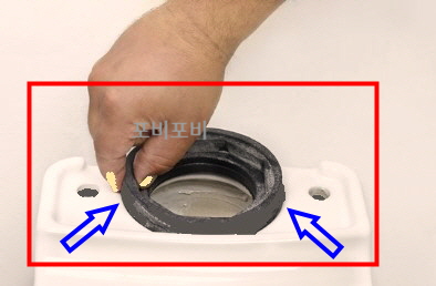변기 고무 패킹 잡고 있는 모습