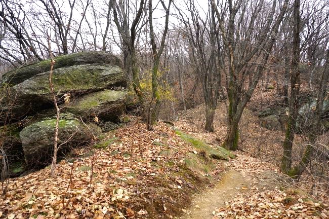 낙엽쌓인 등산로에 놓인 큰바위덩어리&#44;