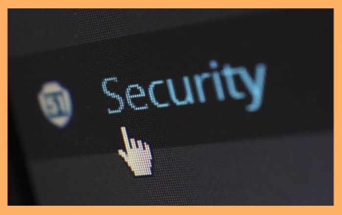 &quot;인터넷 보안과 계정 보호를 강조하는 'Security' 표시 화면&quot;