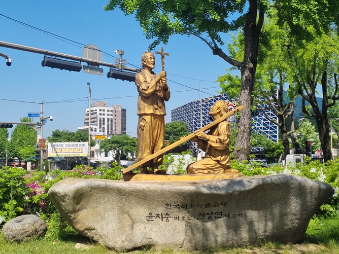 전주 전동성당 안에 있는 복자 윤지충 바오로와 복자 권상연 야고보의 동상입니다.