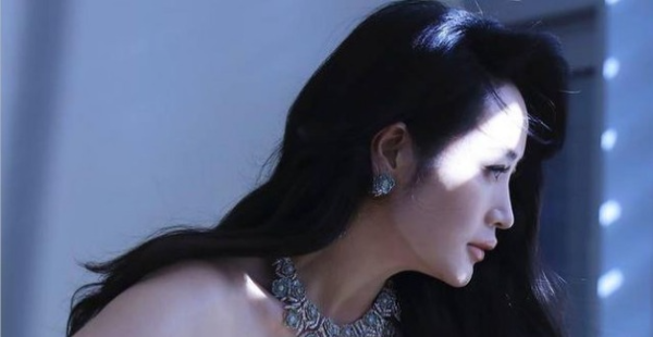 김혜수 옆 모습 얼굴