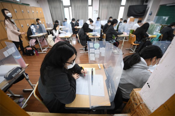 확진자 다시 300명대…일터에서 학교에서 동시다발 `일상 감염`