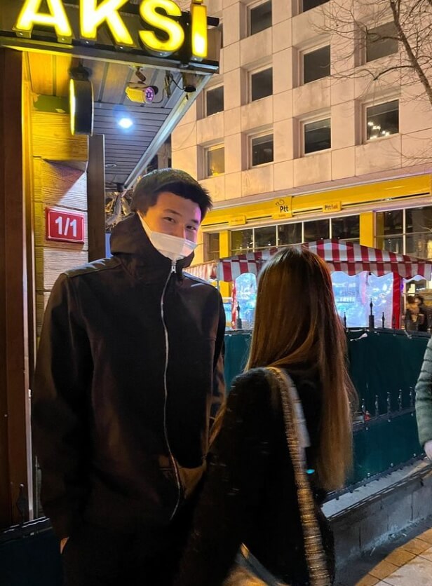 마스크를쓰고있는남성과-긴머리여성뒷모습