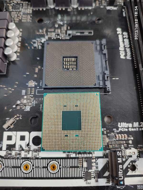CPU와 소켓의 구조를 비교해보고 있습니다.