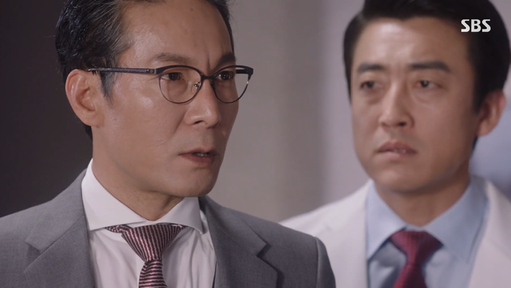 재신임이 얼마남지 않은 도윤완 원장은 이사장인 신 회장의 표가 중요한 시점에서 신 회장이 김사부에게 수술을 하겠다고 하는 건 막아야 한다.