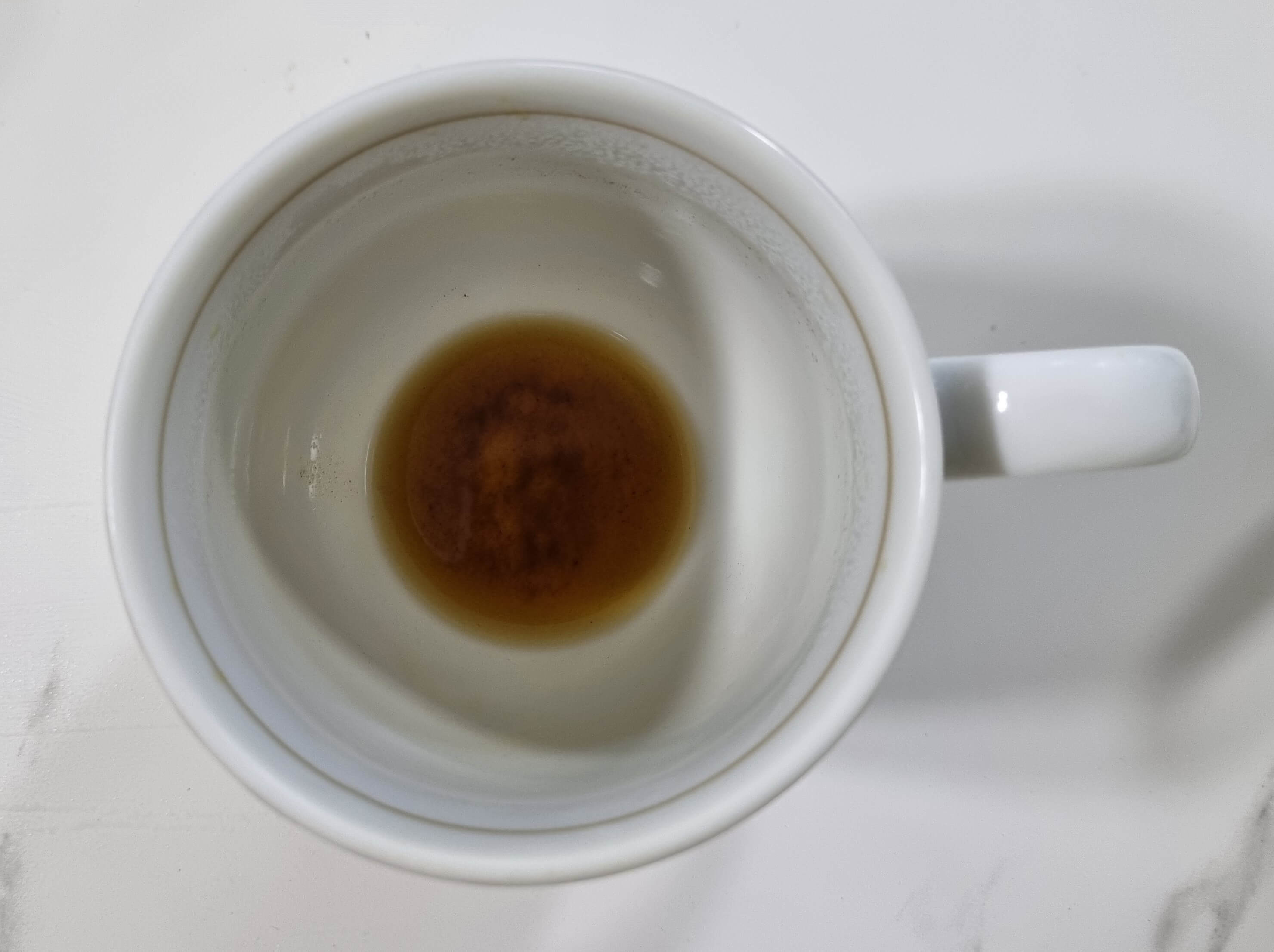 에스프레소 머신에서 추출한 커피를 마신 후&#44; 남아 있는 미분이 있는 사진입니다.