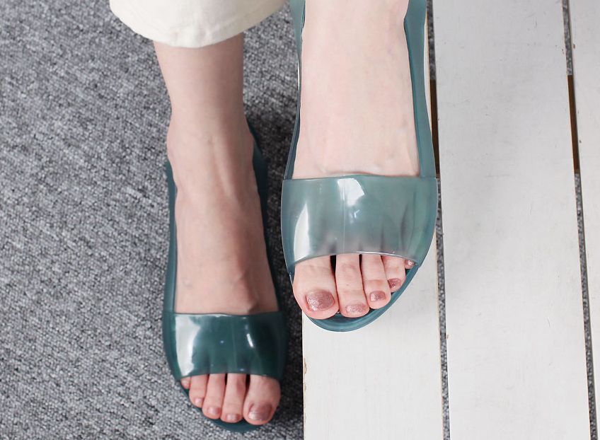  비올때 신어도 좋은 토오픈 2.5 cm 젤리샌들