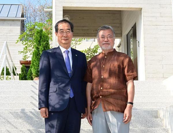  文 찾아간 한덕수 국무총리 금도 넘는 욕설과 불법시위 엄정 처리 문 전 대통령님께 새 정부 국정 운영 잘 해나갈 수 있도록 도와달라 부탁 재임 당시와 달리 수염 덥수룩 기른 모습