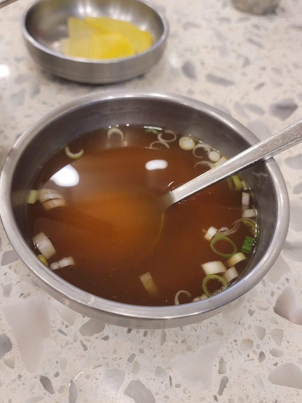 미진 분식의 육수는 진한 멸치 육수