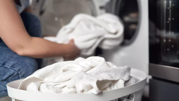 세탁기에 흰 수건 넣기(이미지 출처: Shutterstock)