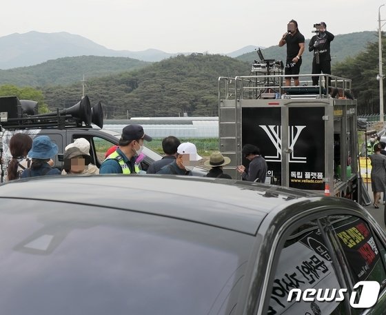  文사저에 밤새 쩌렁쩌렁 ‘국민교육헌장’ 주민들 “이럴 수가 경찰은 해당 단체가 야간 소음제한 기준인 55dB이하로 시위차량 방송을 틀어놓은 것 법적으로 문제가 되지 않은 것