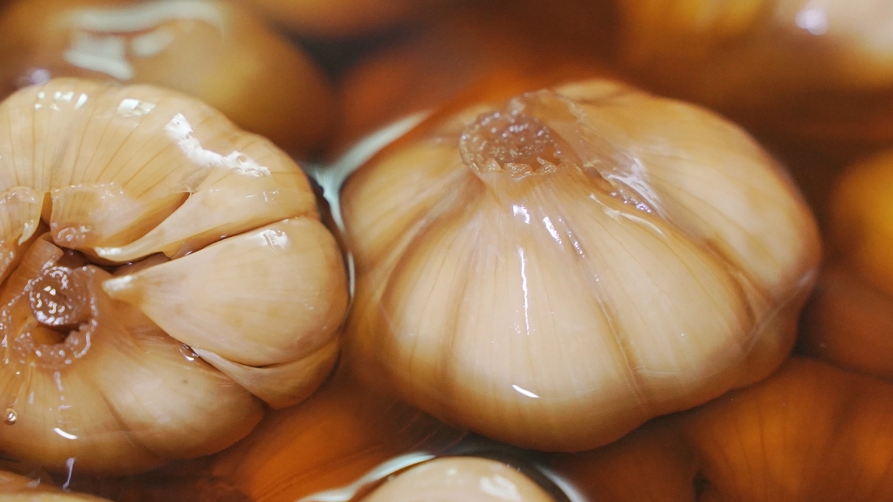 1년 내내 맛있는 황금비율로 마늘장아찌 담그는 방법 :: 퓨어비프