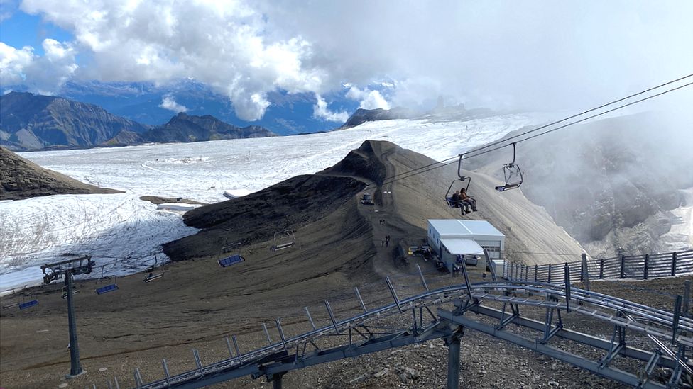 스위스 알프스의 빙하를 수축시키고 있다.