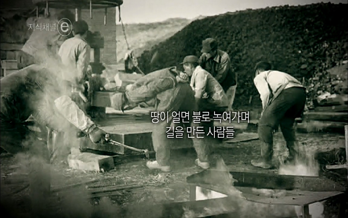 지식채널-e모두의 도로길 위, 누군가의 삶은 멈추었고 세상은 빨라졌다.mp4_20220506_205953.685.jpg