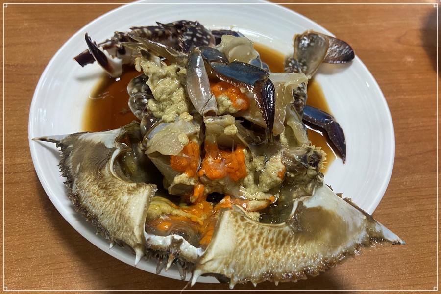 게장이 접시에 담겨져 있다