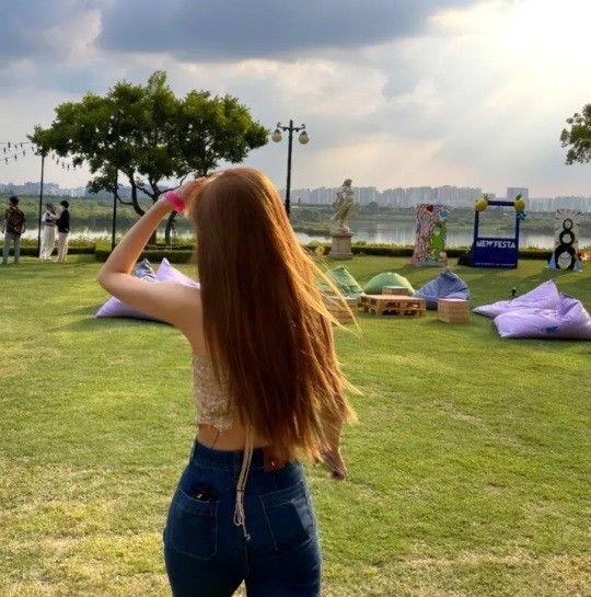  이미주, 허리 다 드러낸 아찔 뒤태! 유재석도 놀랄 S라인 몸매 [사진]