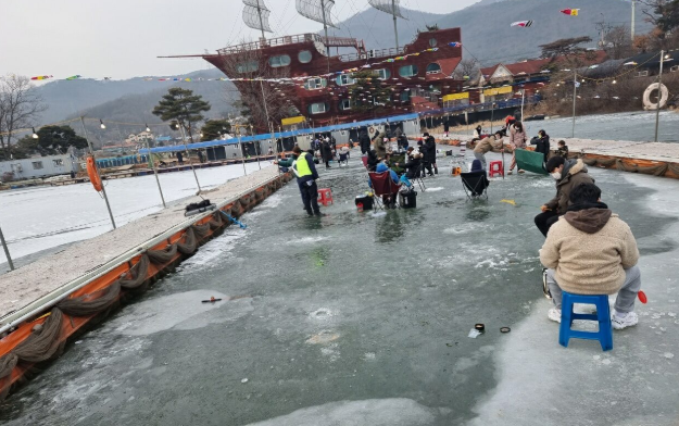 2025년빙어축제-구멍치기