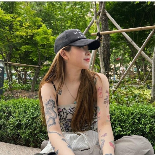  여가수 몸에 커다란 용 문신! 백예린..사람들이 피하겠어! [사진]