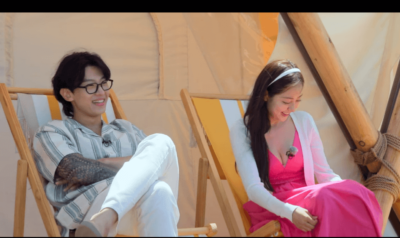 솔로지옥2 김진영과 신슬기가 설레어하면서 대화하는 장면 '아이고, 대게 오랜만이네'