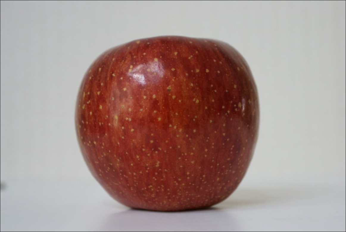 사과칼로리 한개 깍는 이미지