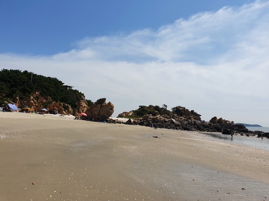 갯벌이-모습을-드러낸-해변가의-아름다운-모래사장