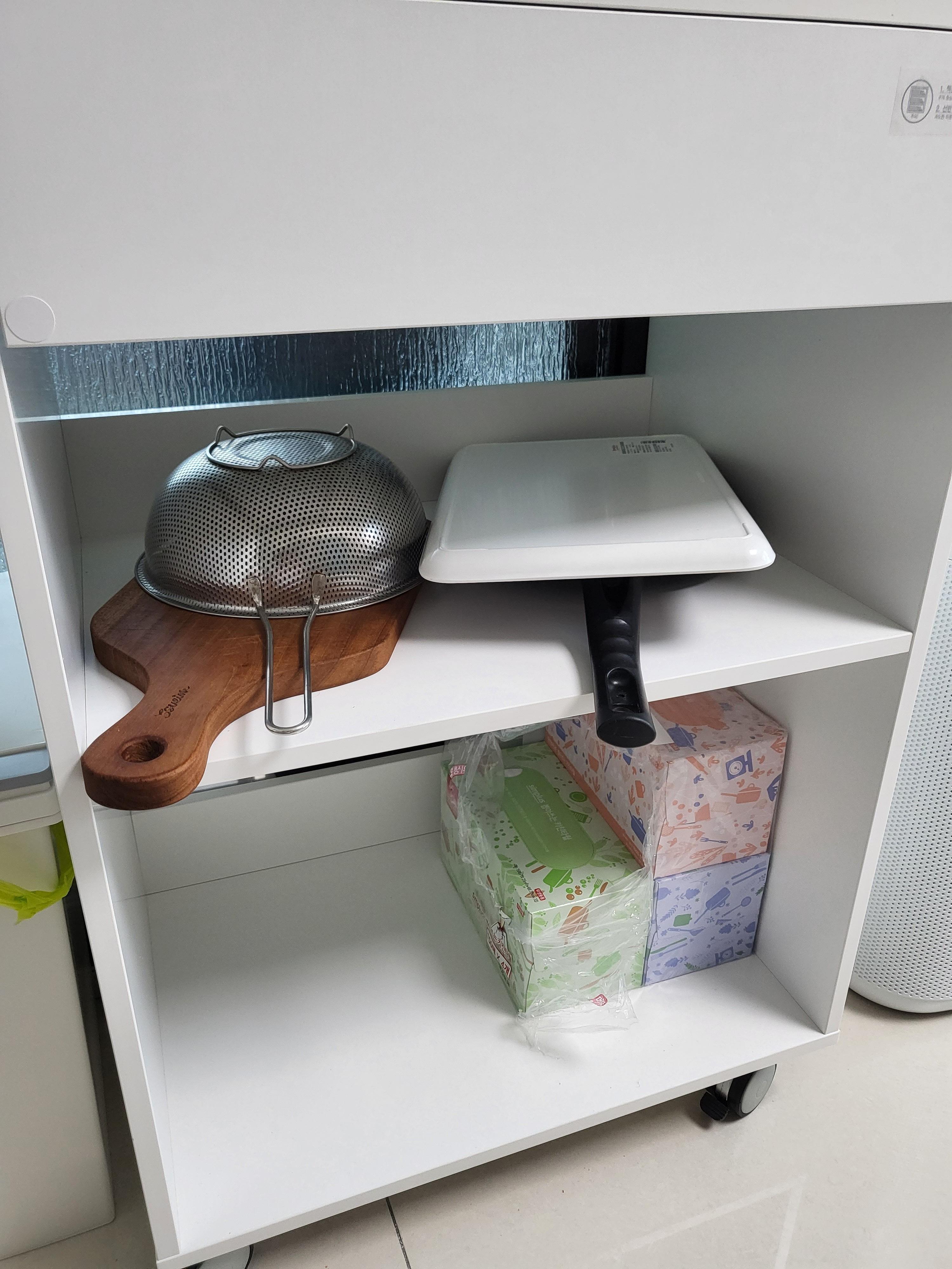 이동식 조리대의 아래칸 높이를 보여주는 사진