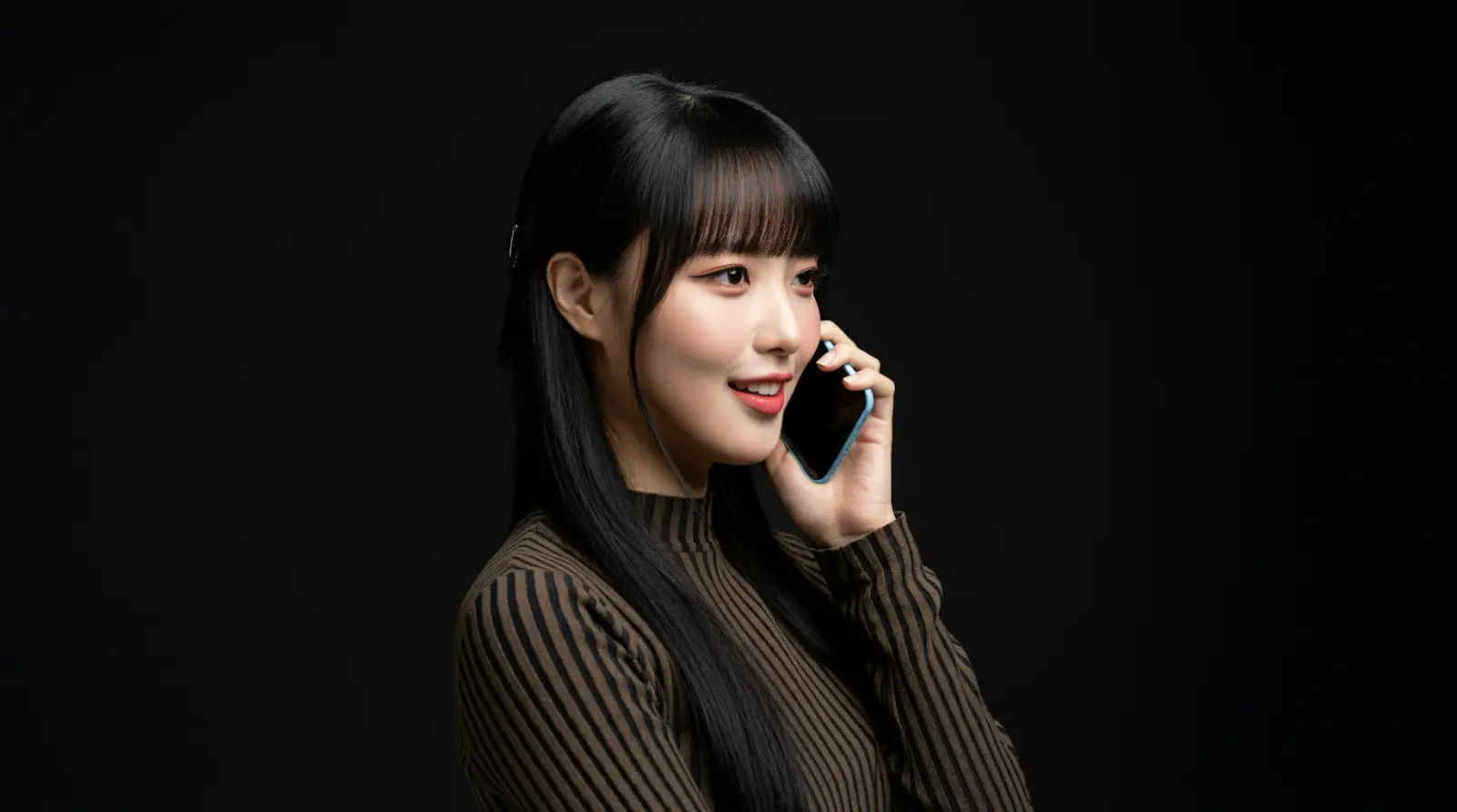 전화를 받는 여성