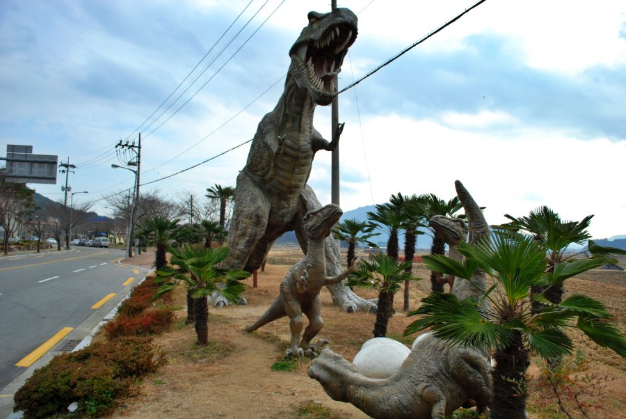 배둔 마을 입구의 공룡 모형