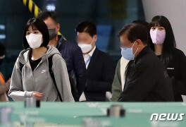  그리스로 출국하는 자매 : 이재영 이다영