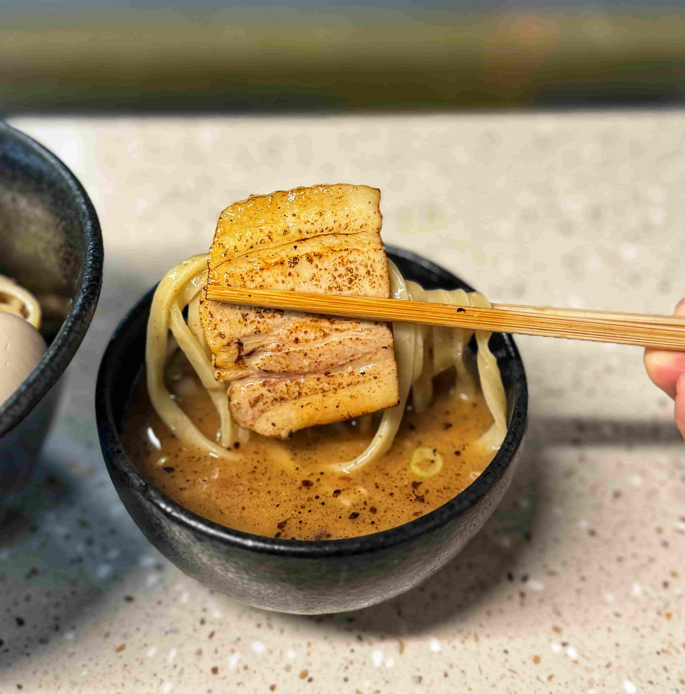 삼겹살 차슈와 츠케멘을 함께 먹는 사진