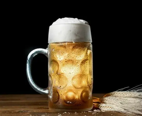 맥주와-같은-알코올-음료는-딸꾹질-원인이-됩니다.
