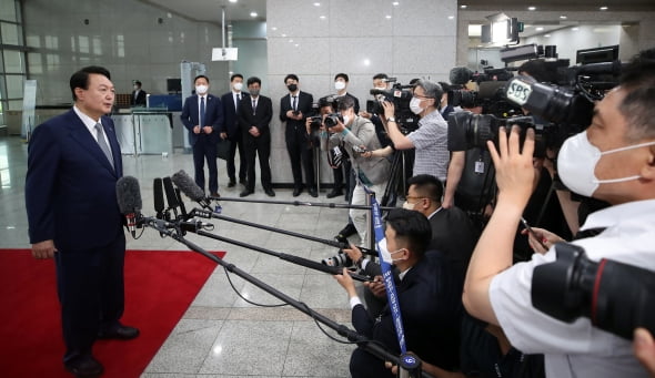  [포착] "희생자 수 상상조차 어렵다"..러軍, 우크라 쇼핑센터 미사일 폭격 파문 (영상)