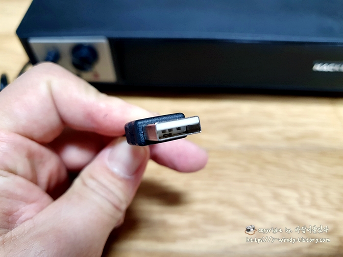 이런 USB 케이블 하나로 전원 공급과 스피커를 작동시킬 수 있다.
