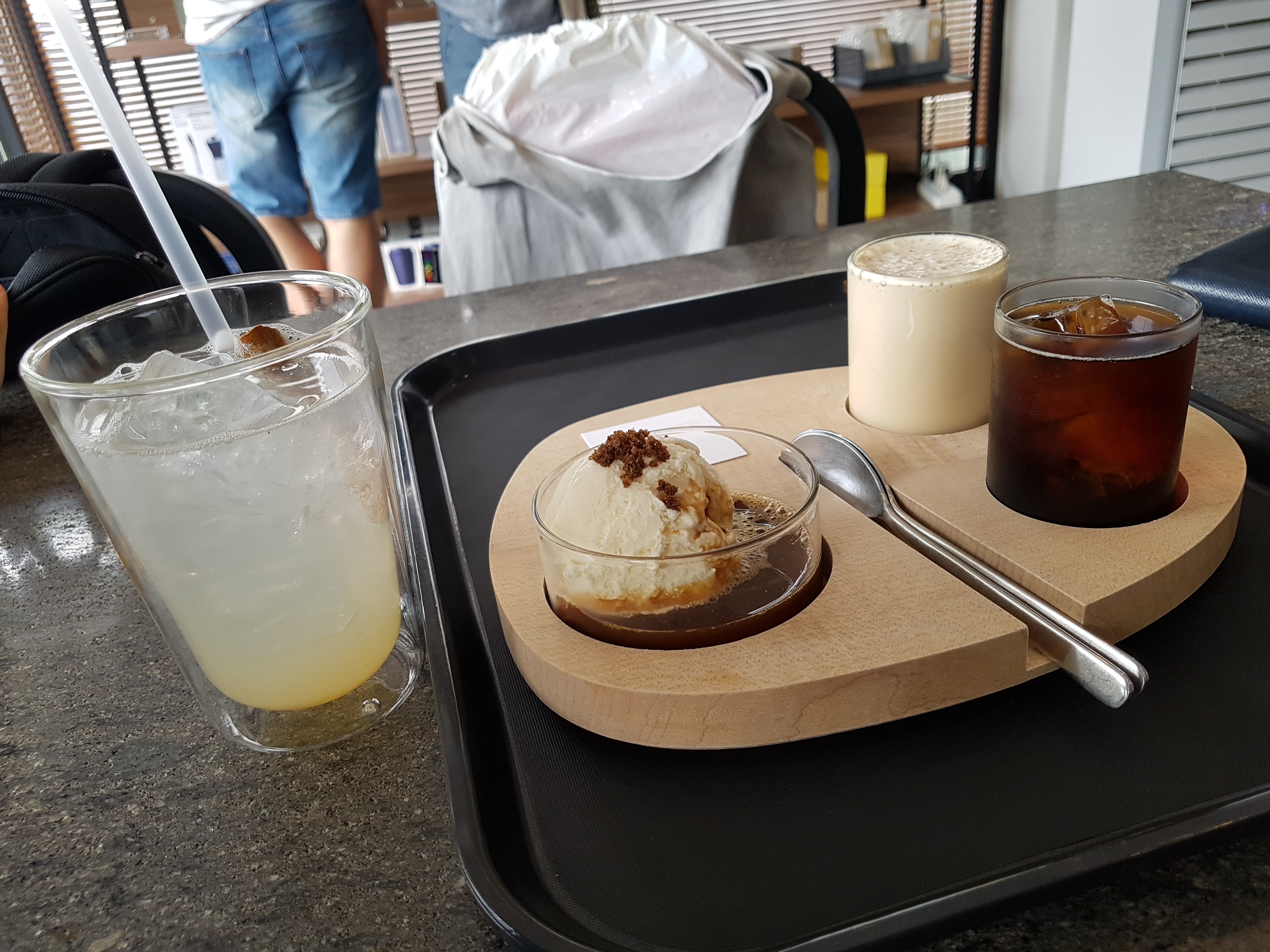 커피몽타주 이미지