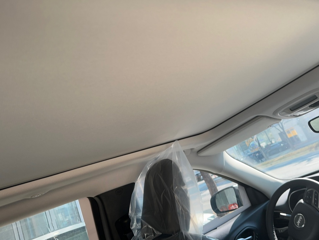 지프체로키 듀얼파노라마 썬루프 닫힌 상태를 찍은 사진