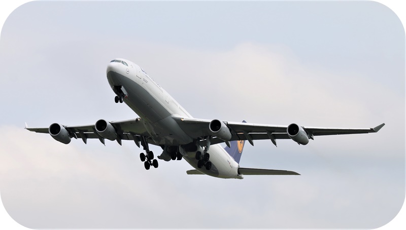루프트한자-A340-여객기-푸른-하늘-비행중