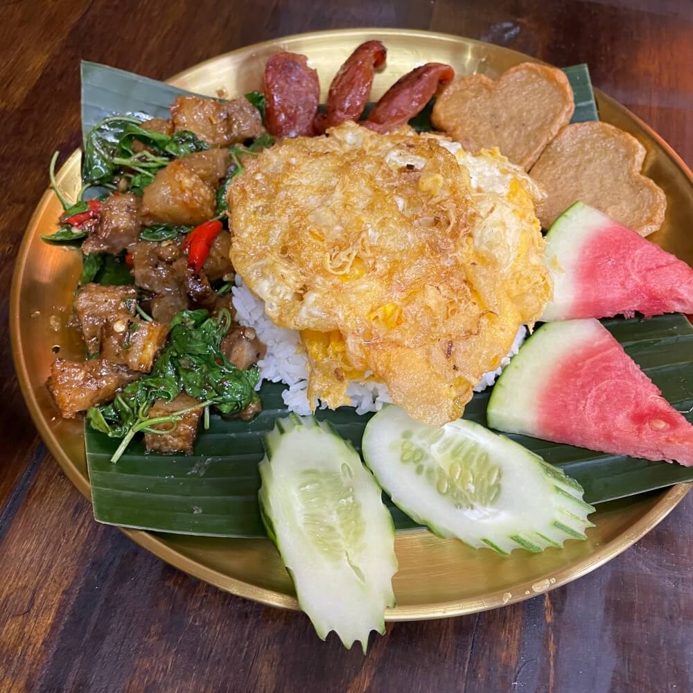 치앙마이 Thai Fast Food Pad Kra Pao 바질 라이스 트레이
