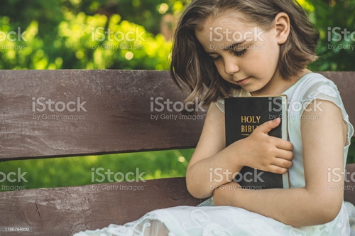 성경책을 꼭 안고 기도하는 여자 아이 사진