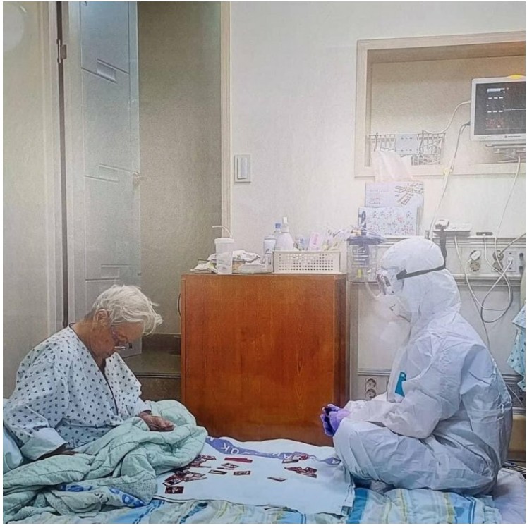  격리된 할머니와 고스톱 쳐주는 의료진