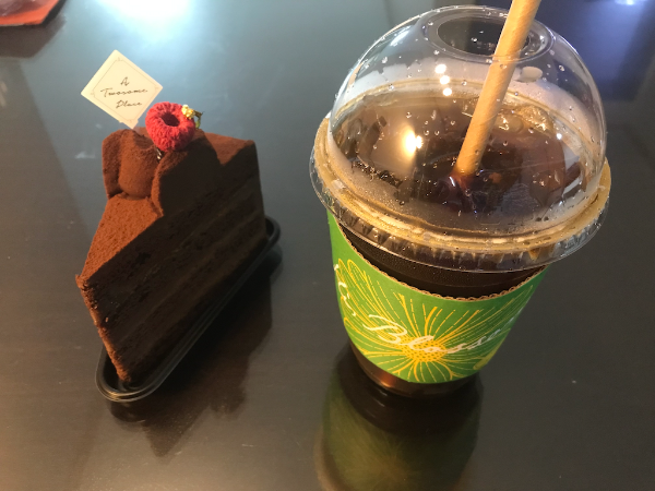 투썸플레이스 전주에코호수DT점에서 포장해온 클래식 가토 쇼콜라 케이크와 디카페인 아이스 아메리카노입니다.