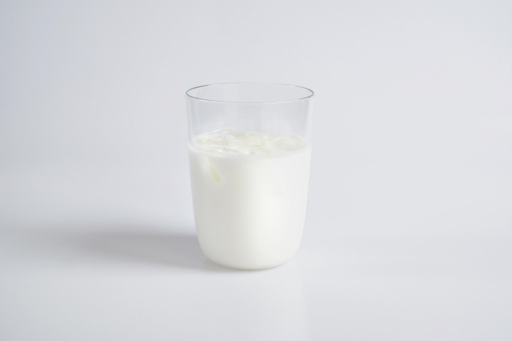 우유 한 컵 이미지