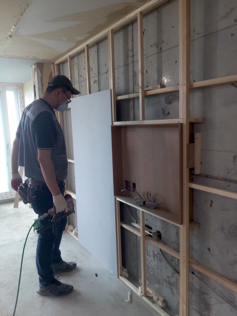 거실 벽면에 매입 박스를 시공한 무몰딩 인테리어 용인시 아파트 거실 리모델링 - 2