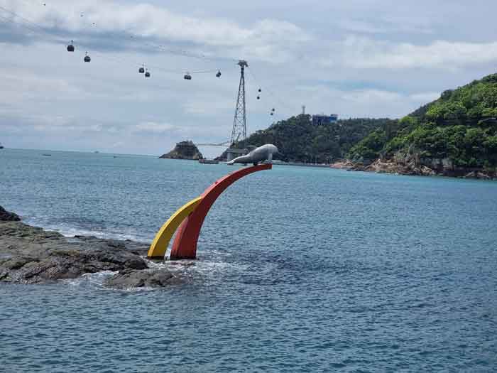 부산-송도-해수욕장-바다-위에-설치된-돌고래-조형물을-찍은-사진