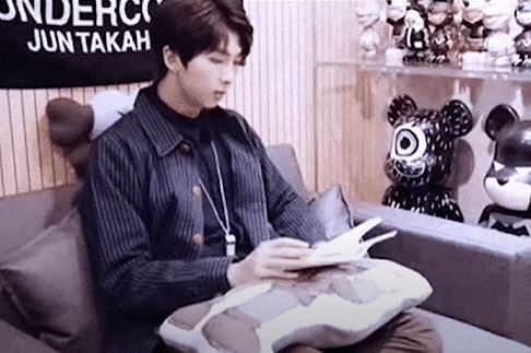 독서하는 RM